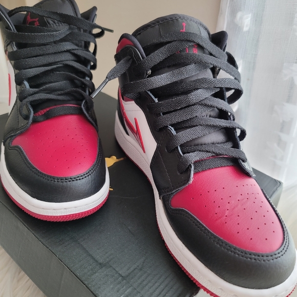 Nike Air Jordan 1 Mid (GS) " bred toe" 5.5 youth - Picture 4 of 13